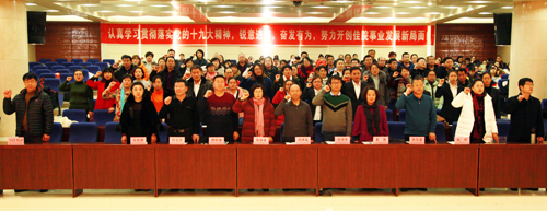 老党员们重温入党誓词