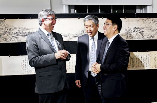 伦敦南岸大学副校长Paul Ivey教授(左)、伦敦中医孔子学院英方院长许亦农教授(中)、中国驻英使馆教育处公参王永利先生在展览开幕式上亲切交流